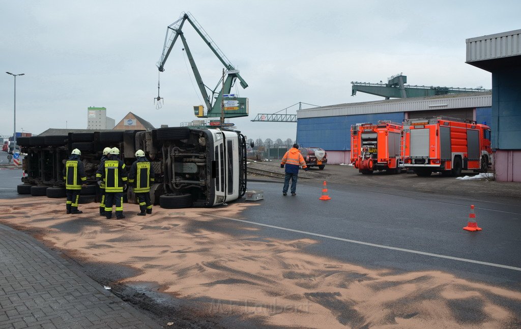 LKW umgestuerzt Niehler Hafen P056.JPG